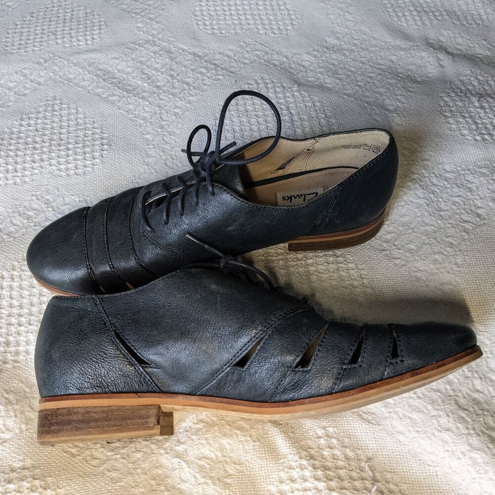 Clarks Navy blue leather cutout dress shoes Sz 8.5 M
